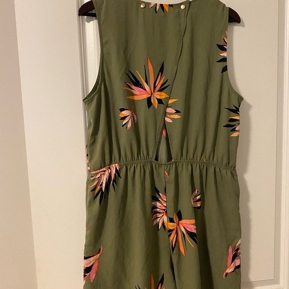 NEVER WORN! Floral Sleeveless Green Romper - Picture 5 of 6